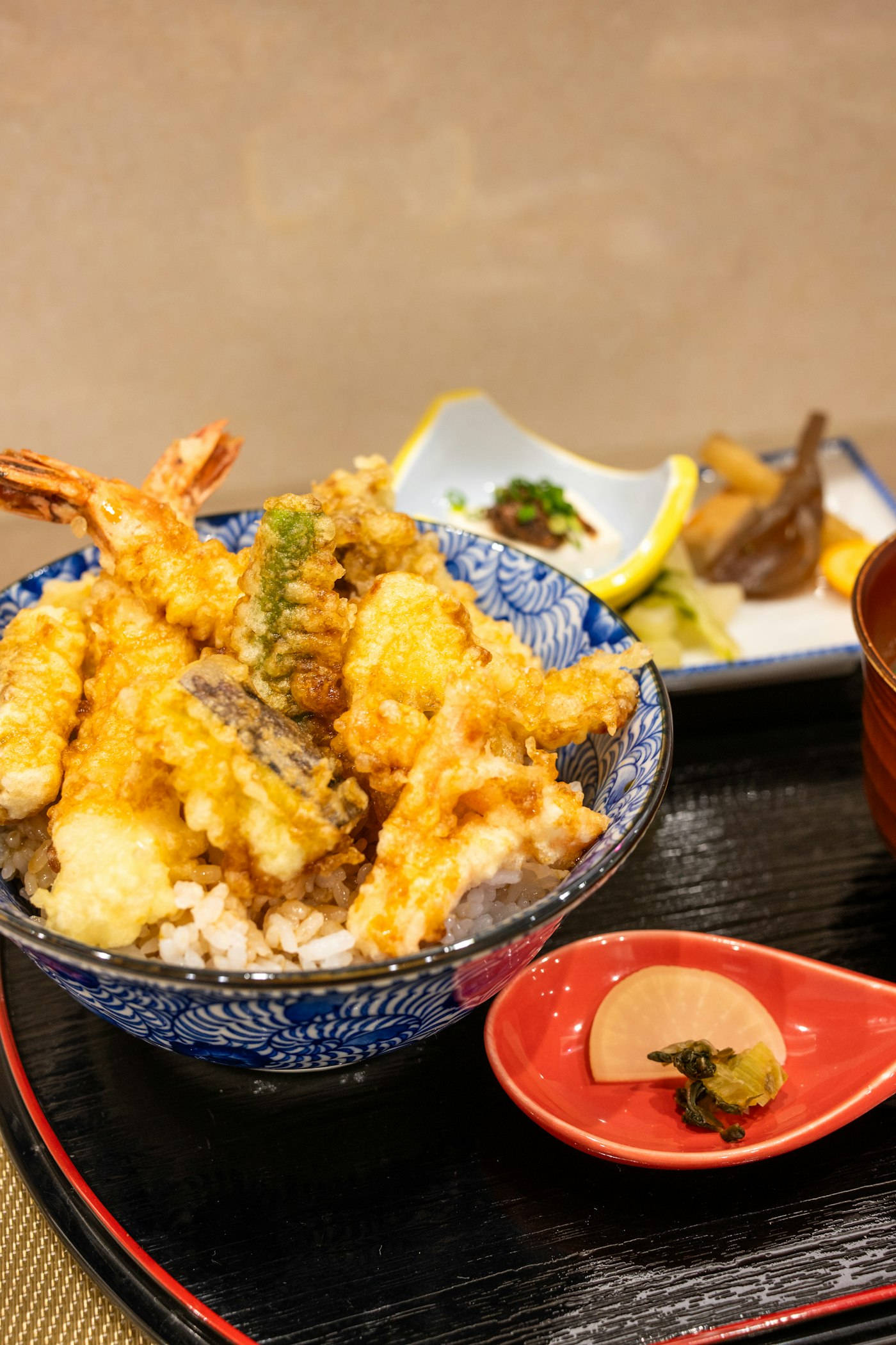染付の器に盛った海老と野菜の天ぷら