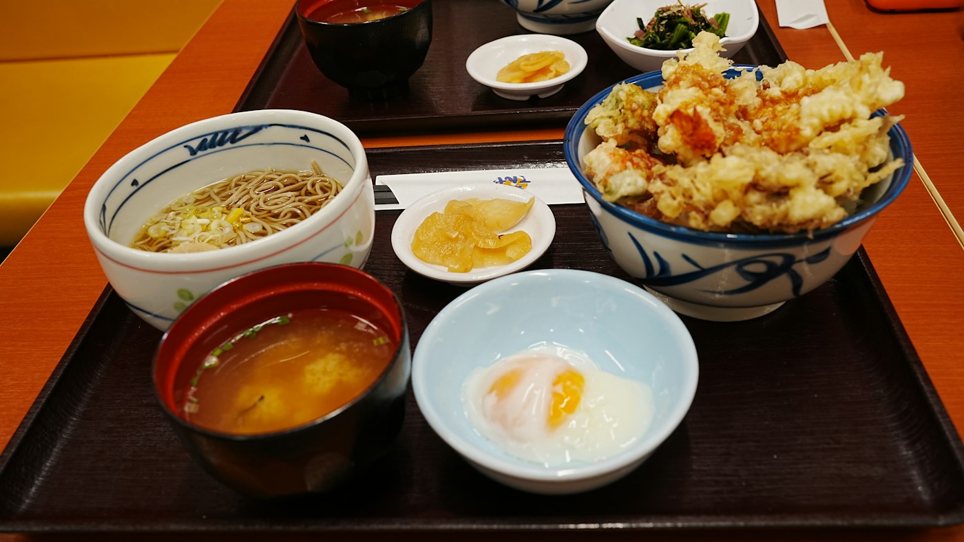 天ぷらと小鉢、汁ものが並ぶ昼の御膳